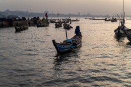 Accra;-Ghana;-Jamestown;-fishing-harbour;-Jamestown-harbour;-pirogue;-wooden-fishing-boat;-fishing-canoe;-sunrise;-golden-light;-artisanal-fishing;-fishing-community;-Gulf-of-Guinea;-West-Africa;-historic-district;-Sino-Ghanaian-cooperation;-maritime-infrastructure;-documentary-photography;-Kaleidos;-Kaleidos-images;-La-parole-à-limage;-Stories-Pictures;-Tarek-Charara